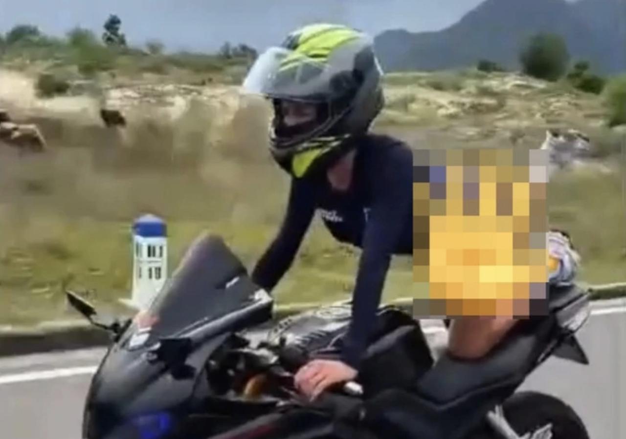 Xem xét xử lý 1 phụ nữ người Nga nằm trên yên lái mô tô phân khối lớn