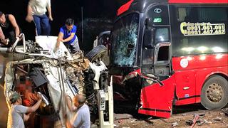 Đắk Lắk: Xe khách va chạm trực diện xe tải khiến 2 người bị thương