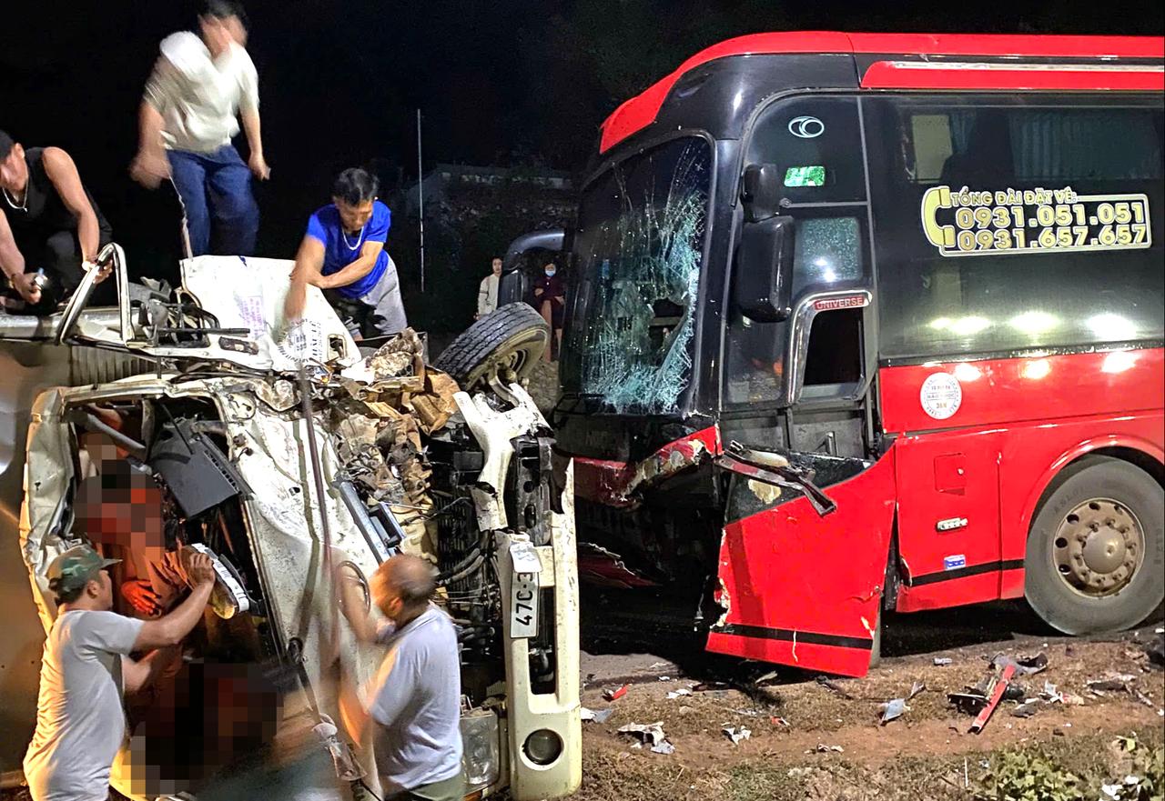 Đắk Lắk: Xe khách va chạm trực diện xe tải khiến 2 người bị thương