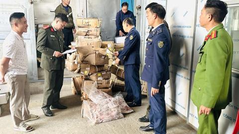 Phát hiện 1,2 tấn thực phẩm đông lạnh trôi nổi