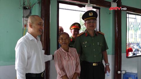 Công an tỉnh Khánh Hòa bàn giao 2 căn nhà mới cho người dân 