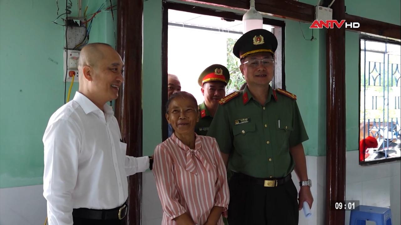 Công an tỉnh Khánh Hòa bàn giao 2 căn nhà mới cho người dân 