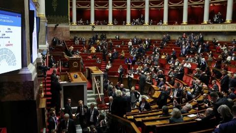 Pháp thông qua dự luật ngân sách khẩn cấp