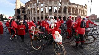 Những ông già Noel đạp xe từ thiện ở Italia 