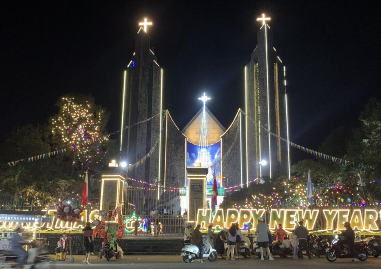 Người dân cả nước đón Giáng sinh trong an lành 