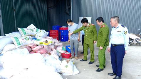 Phát hiện hơn 2 tấn mỡ, bì lợn bốc mùi ôi thiu tại hộ kinh doanh