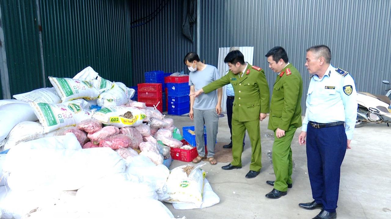 Phát hiện hơn 2 tấn mỡ, bì lợn bốc mùi ôi thiu tại hộ kinh doanh