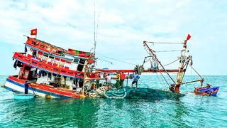 Kịp thời cứu vớt tàu cá và 13 ngư dân bị chìm trên biển