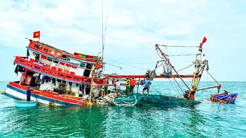 Kịp thời cứu vớt tàu cá và 13 ngư dân bị chìm trên biển