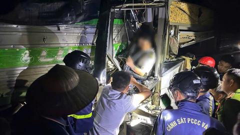 Cảnh sát cắt cabin giải cứu 2 người mắc kẹt trong xe khách tai nạn 