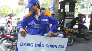 Giá xăng RON95 giảm về mốc 19.000 đồng/lít