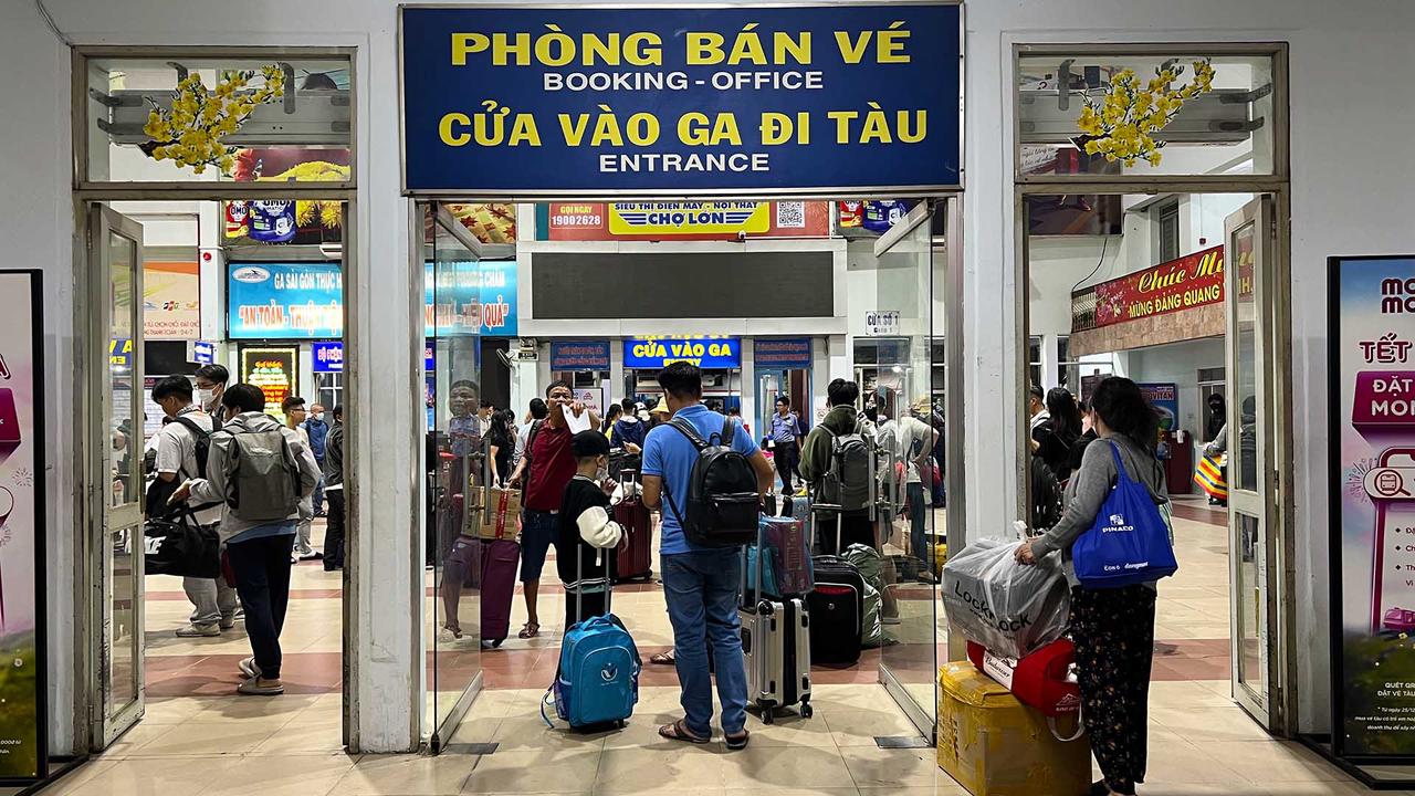 Thêm 11 đoàn tàu Tết từ TP.HCM về miền Trung