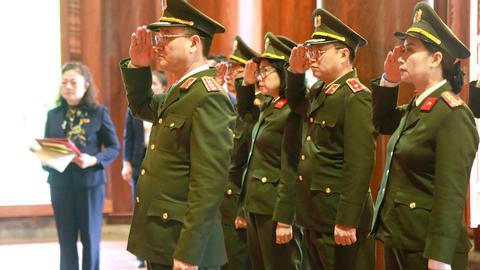 Thứ trưởng Phạm Thế Tùng dâng hoa, dâng hương tưởng niệm Chủ tịch Hồ Chí Minh