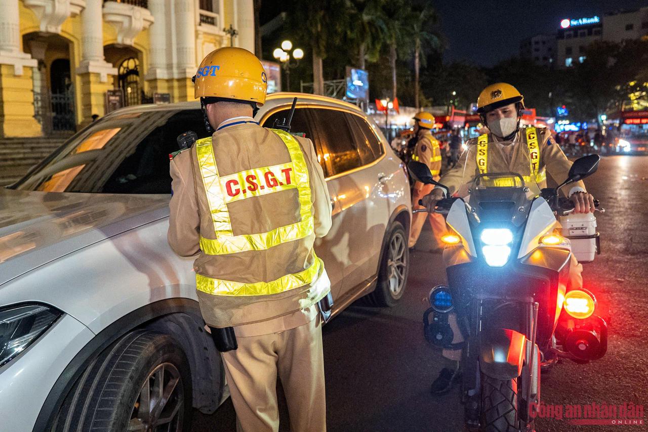 Giữ bình yên trên những cung đường đêm Noel 