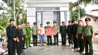 Trao tặng công trình thanh niên “Nguồn sinh kế”