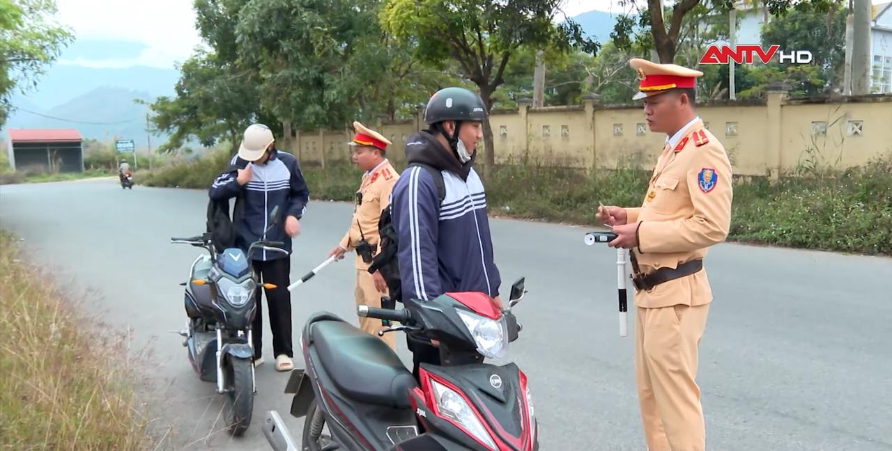 Tuần tra, tuyên tuyền an toàn giao thông cho học sinh