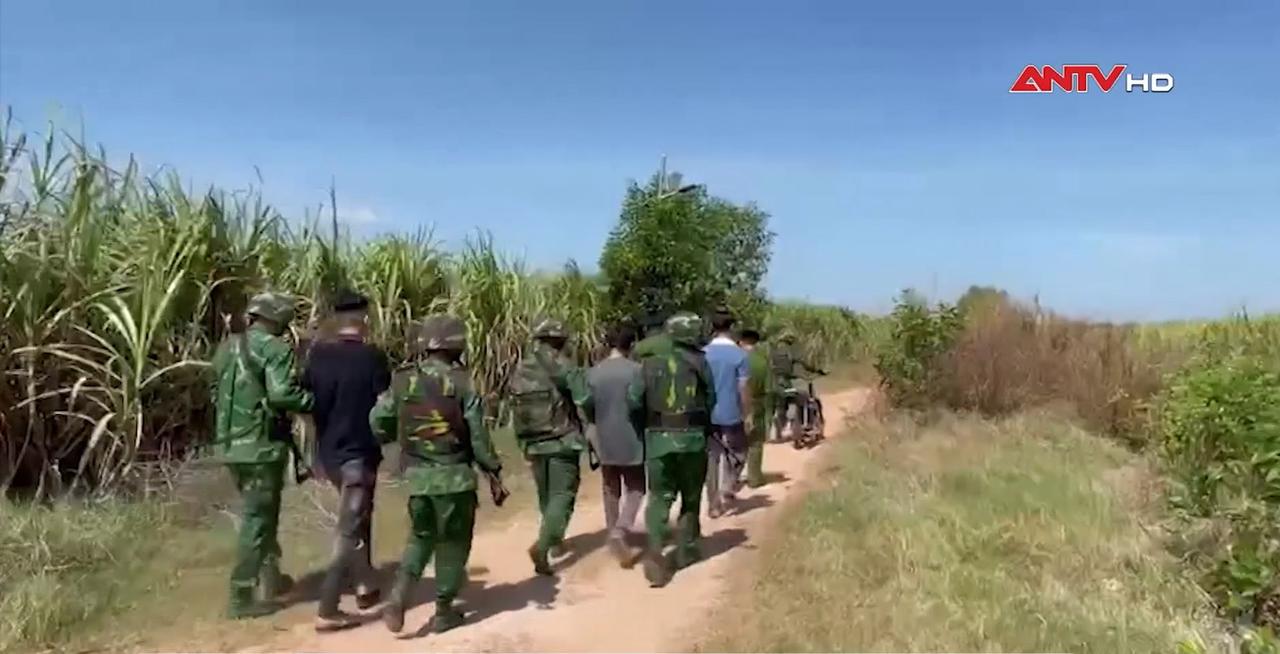 Bắt giữ đối tượng tổ chức cho người khác xuất cảnh trái phép Bắt giữ đối tượng tổ chức cho người khác xuất cảnh trái phép