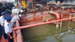 Cảnh sát biển bắt giữ sà lan vận chuyển cát và dầu DO không rõ nguồn gốc