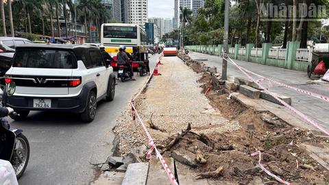 Lại xén vỉa hè, mở rộng lòng đường giải tỏa điểm đen ùn tắc