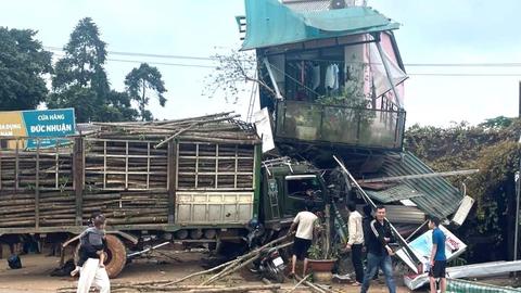 Tai nạn giao thông liên hoàn, 4 người thương vong