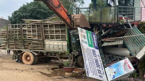 Nguyên nhân vụ ô tô tải va chạm xe máy rồi lao vào nhà dân khiến nhiều người thương vong