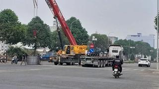 Xe đầu kéo làm rơi cuộn tôn 20 tấn xuống đường