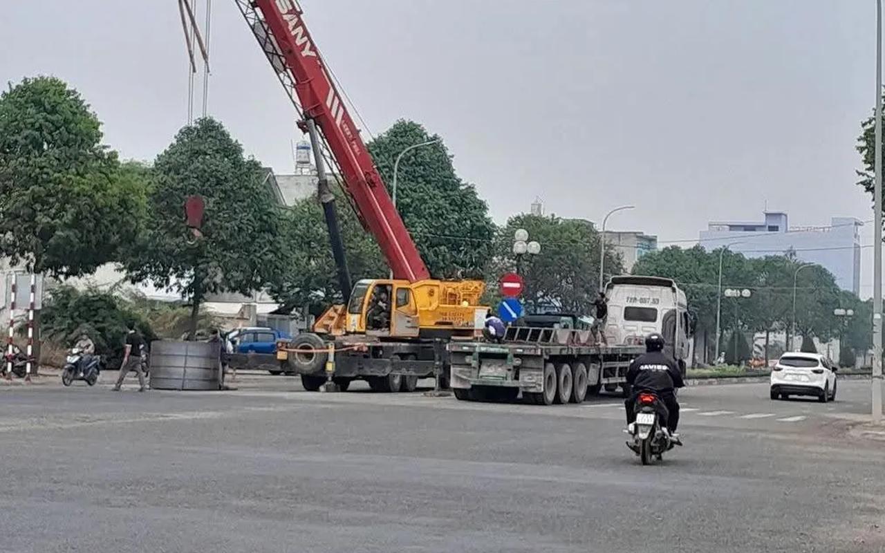 Xe đầu kéo làm rơi cuộn tôn 20 tấn xuống đường