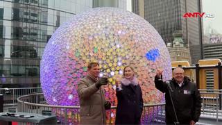 Làm mới quả cầu đón Giao thừa tại Quảng trường Thời Đại, Mỹ