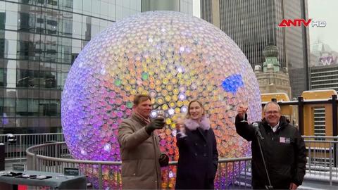 Làm mới quả cầu đón Giao thừa tại Quảng trường Thời Đại, Mỹ