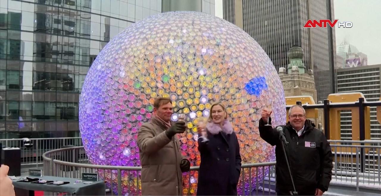 Làm mới quả cầu đón Giao thừa tại Quảng trường Thời Đại, Mỹ