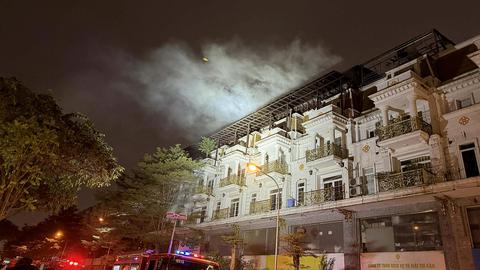 Nhanh chóng dập tắt đám cháy ở khu biệt thự liền kề đường Lê Trọng Tấn