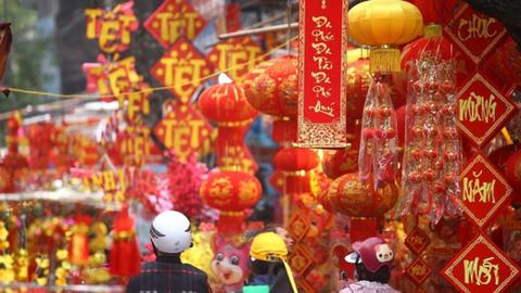 Chuyển đủ tiền cho địa phương tặng quà nhân dịp Đại hội Đảng và Tết Nguyên đán