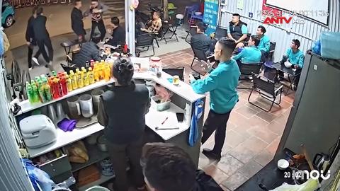 Thanh niên bị nhóm người khống chế, tấn công dã man tại quán nước