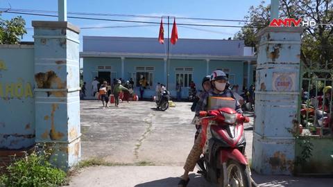 Thăm tặng quà người dân vùng bị ảnh hưởng mưa lũ