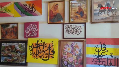 Họa sĩ không tay Pakistan vẽ nên nghị lực bằng đôi chân