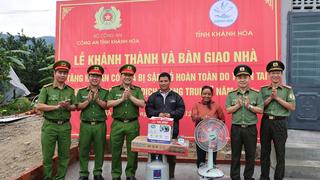 Công an Khánh Hòa tiếp tục bàn giao 2 căn nhà cho người dân