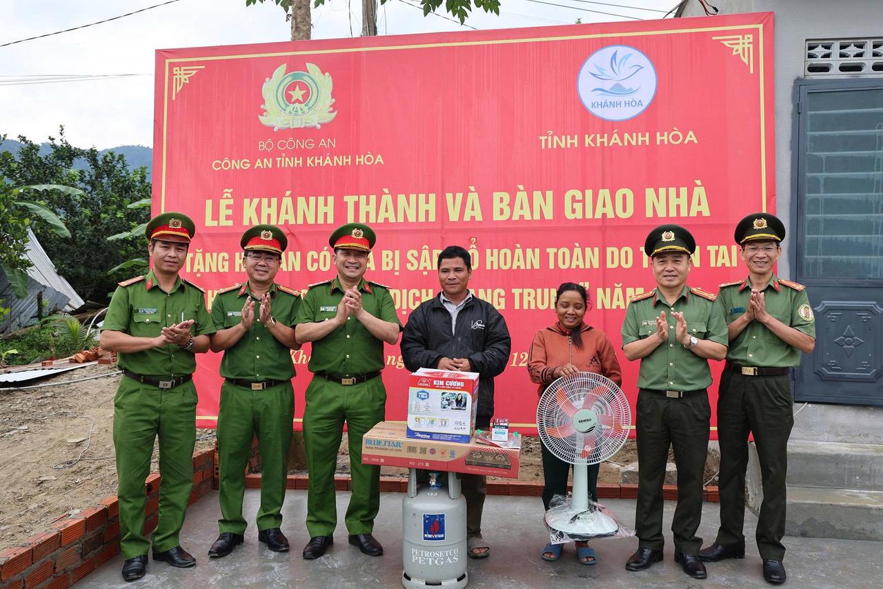 Công an Khánh Hòa tiếp tục bàn giao 2 căn nhà cho người dân