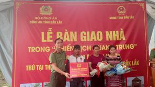 Công an Đắk Lắk bàn giao căn nhà đầu tiên trong “Chiến dịch Quang Trung” 
