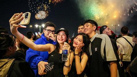 Rộn ràng không khí đón năm mới trên cả nước