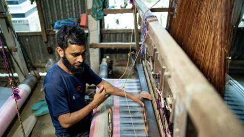 Sari Tangail: Giữ hồn nghề thủ công trước nguy cơ mai một