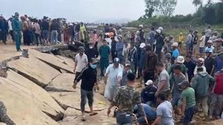 Sập bờ kè sông Ba khiến 4 người tử vong