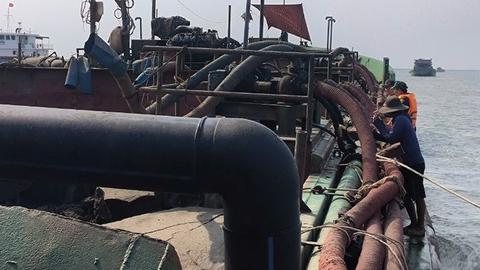 Bắt giữ phương tiện vận chuyển cát trái phép trên biển