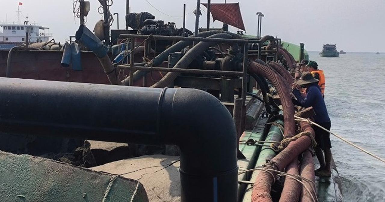 Bắt giữ phương tiện vận chuyển cát trái phép trên biển