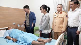 Thăm hỏi, động viên cán bộ CSGT bị thương khi làm nhiệm vụ