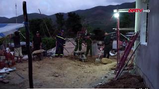 Xuyên đêm, nghỉ lễ làm nhà cho bà con vùng bão lũ