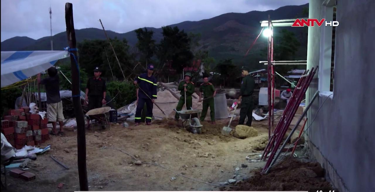 Xuyên đêm, nghỉ lễ làm nhà cho bà con vùng bão lũ