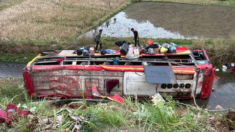 Sơn La: Lật xe khách chở 25 người