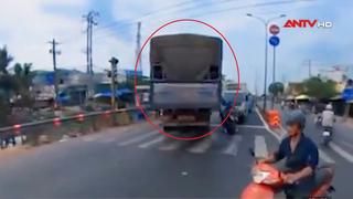 Xe tải đi ngược chiều để rẽ cho...tiện