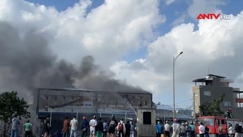 Cửa hàng vật liệu xây dựng ở Đà Nẵng bốc cháy dữ dội