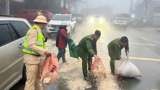Kịp thời xử lý sự cố dầu loang trên mặt đường ở Sa Pa